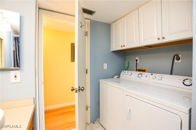 Building Photo - 1075 Foxfire Ln