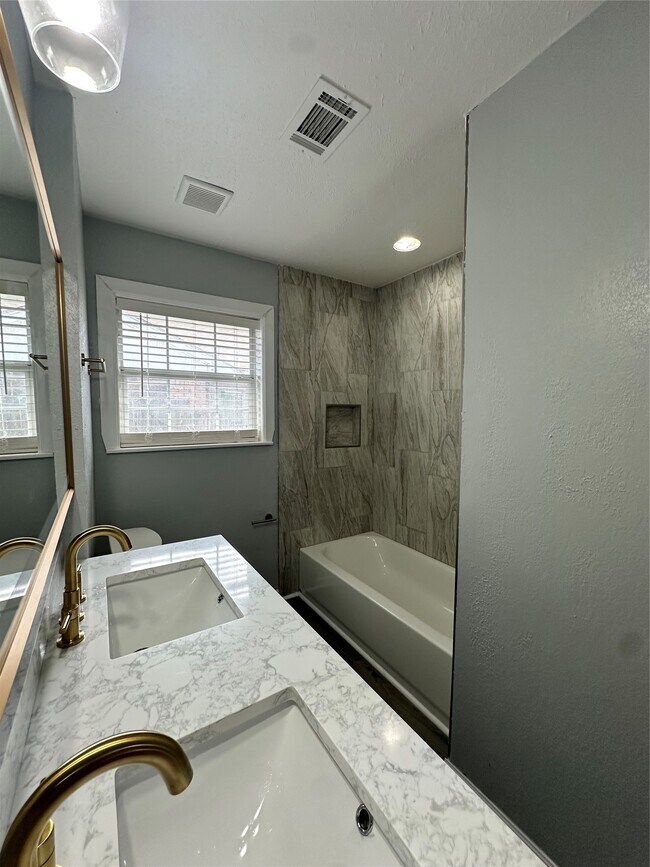 Building Photo - 502 Ave F