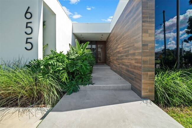 Building Photo - 655 Layne Blvd