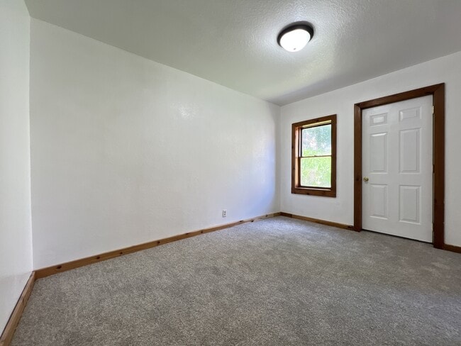 Building Photo - 943 High Bluff St