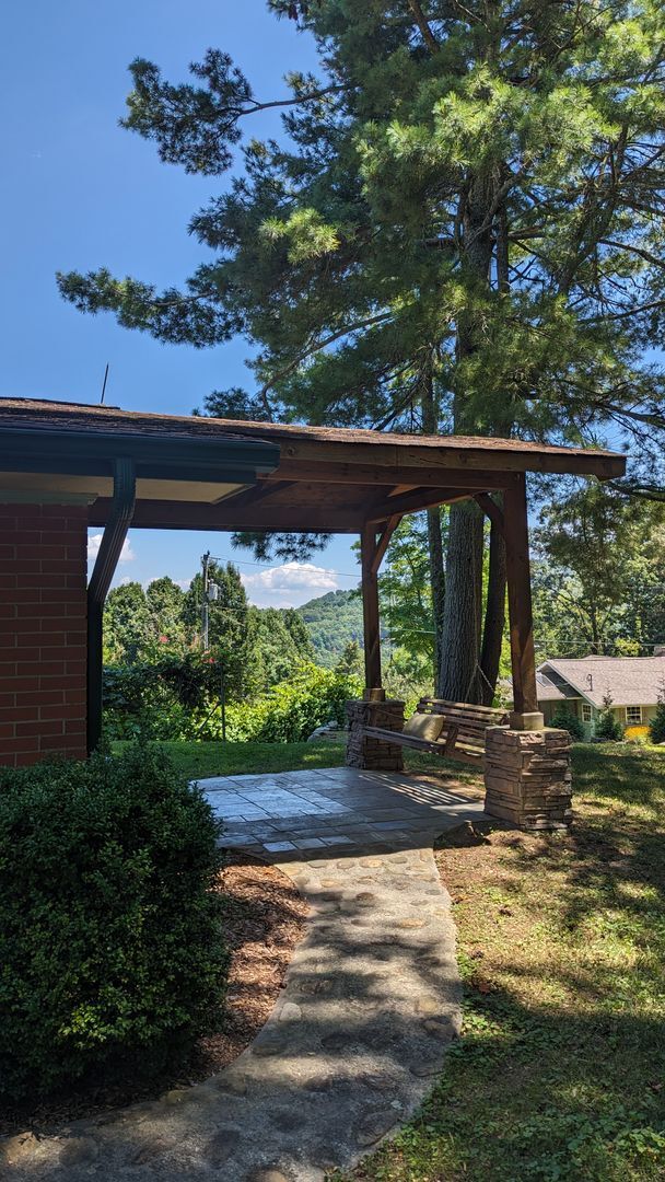 Building Photo - 2/2 Mtn Top Getaway - Huge Screened Porch w/ Stone Fireplace