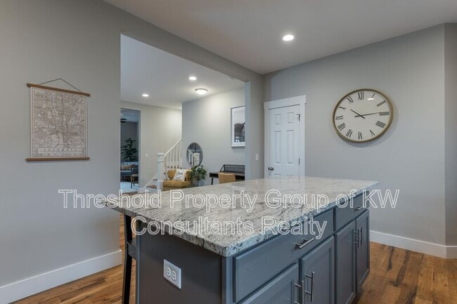 Building Photo - 65 E 7th Ave