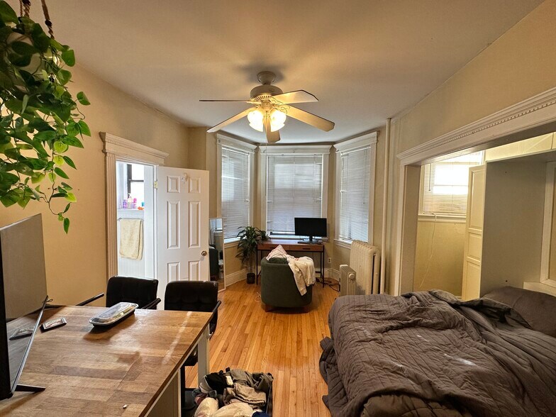 Building Photo - 65 Burbank St