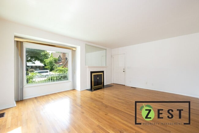 Building Photo - ***OPEN HOUSE SAT. OCT. 11TH 2025 10-10:30AM*** Spacious Upper Flat with Bonus Room, Garage, and ...