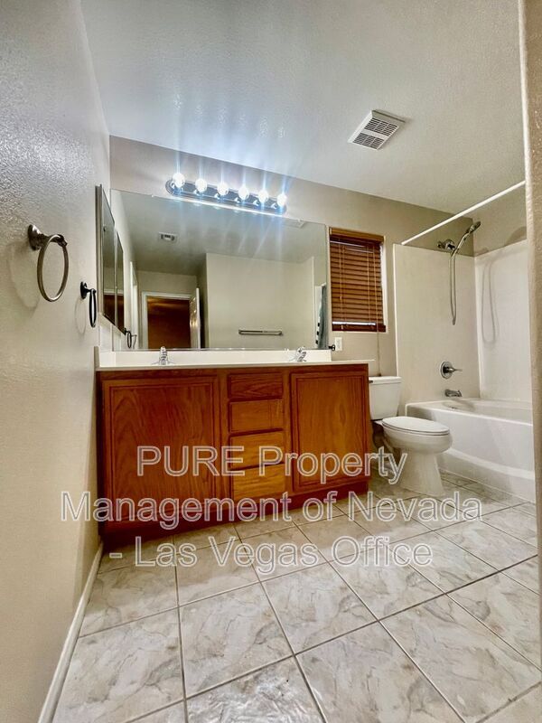 Building Photo - 3528 Laguna Veneta Ave
