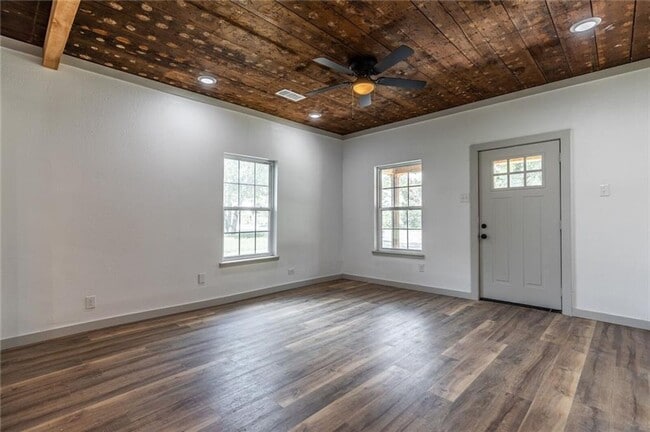 Building Photo - Beautifully remodeled single family home, ...