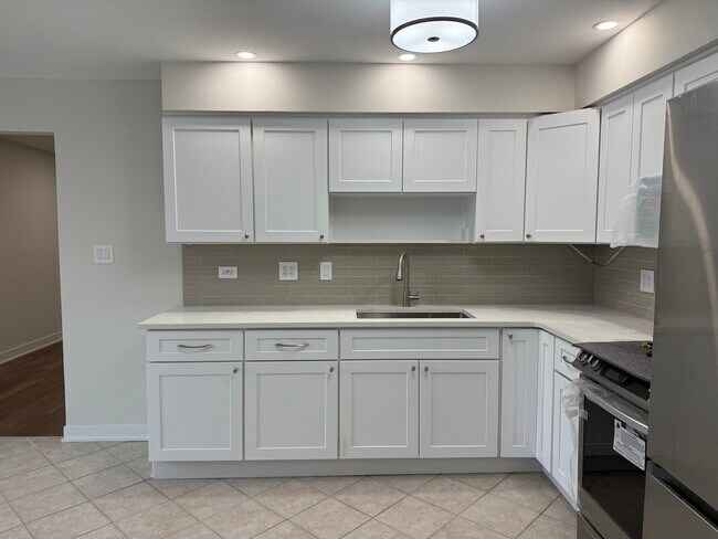 Building Photo - 544 LaGrange Rd