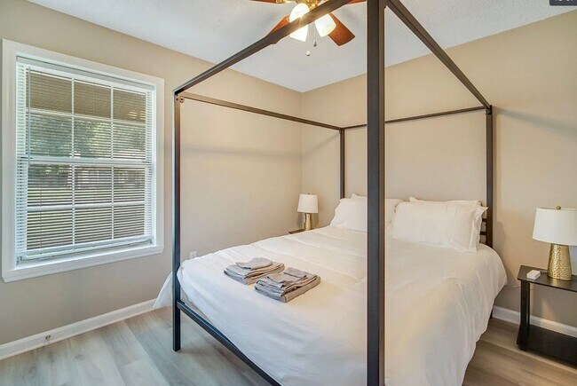 Building Photo - Available June 22nd! Beautiful