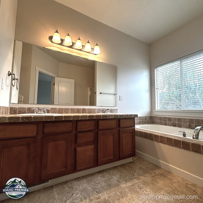 Building Photo - 2546 W Cerulean Dr