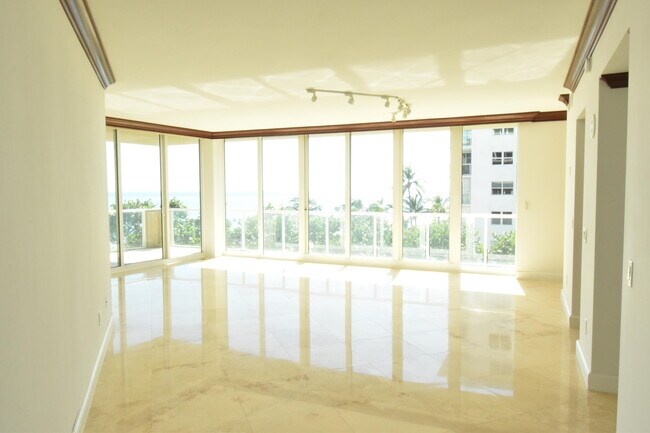 Building Photo - 1063 Hillsboro Mile