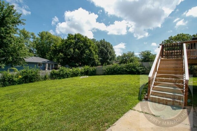 Building Photo - Discover a spacious 3Bd/2.5Ba home