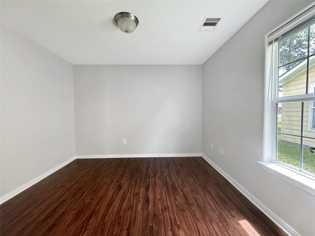 Building Photo - 7405 Blue Jay Dr