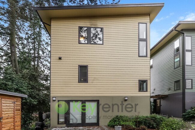 Building Photo - Modern Seattle Home Featuring Hardwood Floors and Style