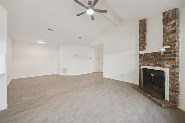 Building Photo - 9327 Crescent Moon Dr