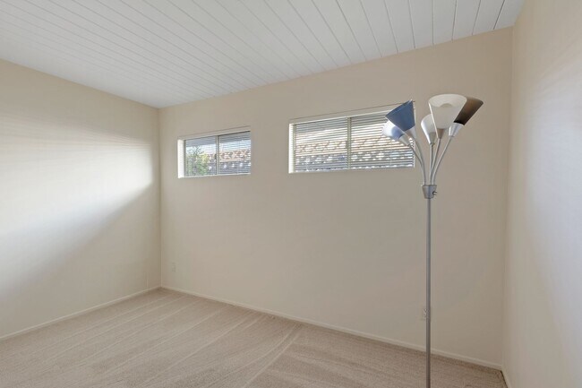 Building Photo - Stunning Mid-Century Modern 4 BR 3 BA with Bonus Room and Office