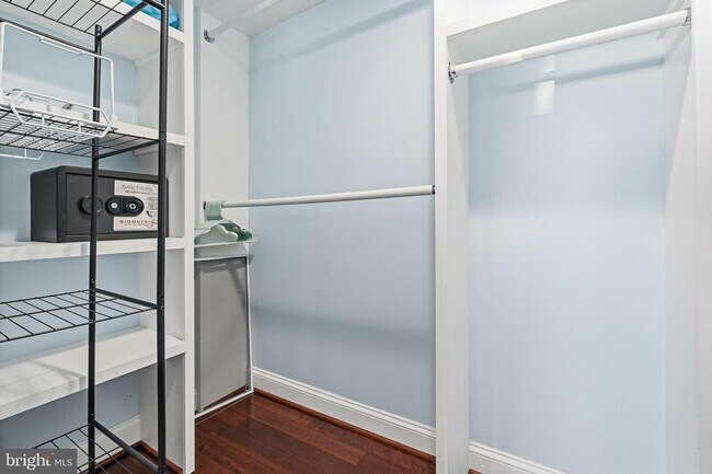 Building Photo - 4016 Hirst Dr