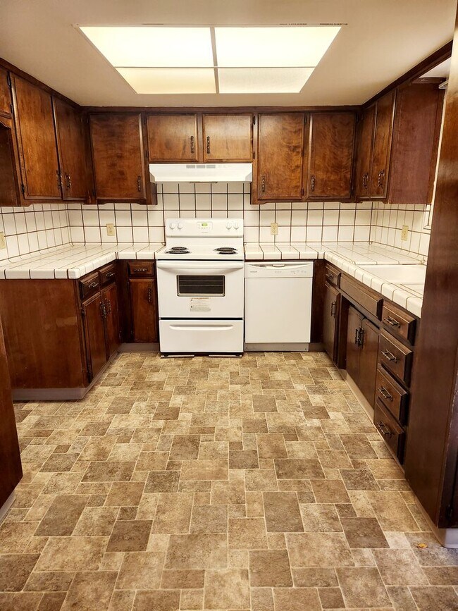 Building Photo - Two Bedroom Apartment Coming Soon! This Wi...
