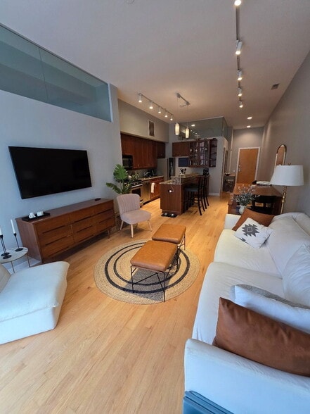 Building Photo - 949 W Madison St