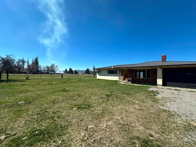 Building Photo - Updated home in Henley School District