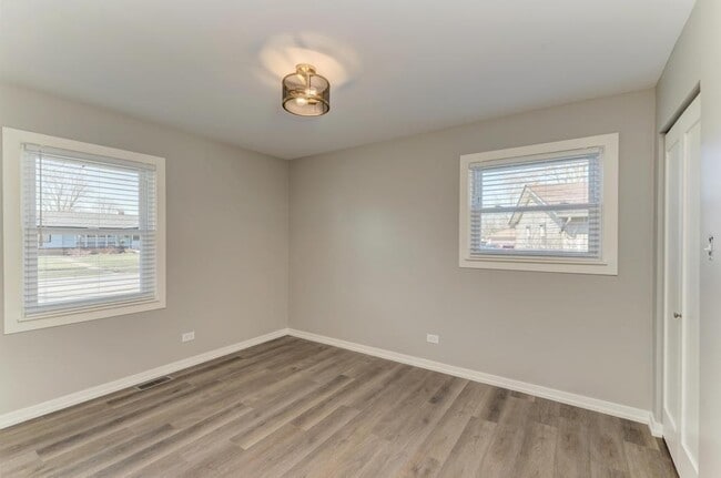 Building Photo - 935 Elmwood Ln