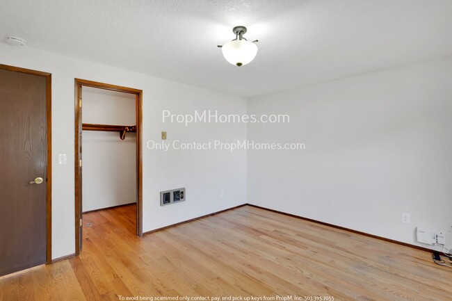 Building Photo - Two Bedroom, Charming Townhouse In the Hea...