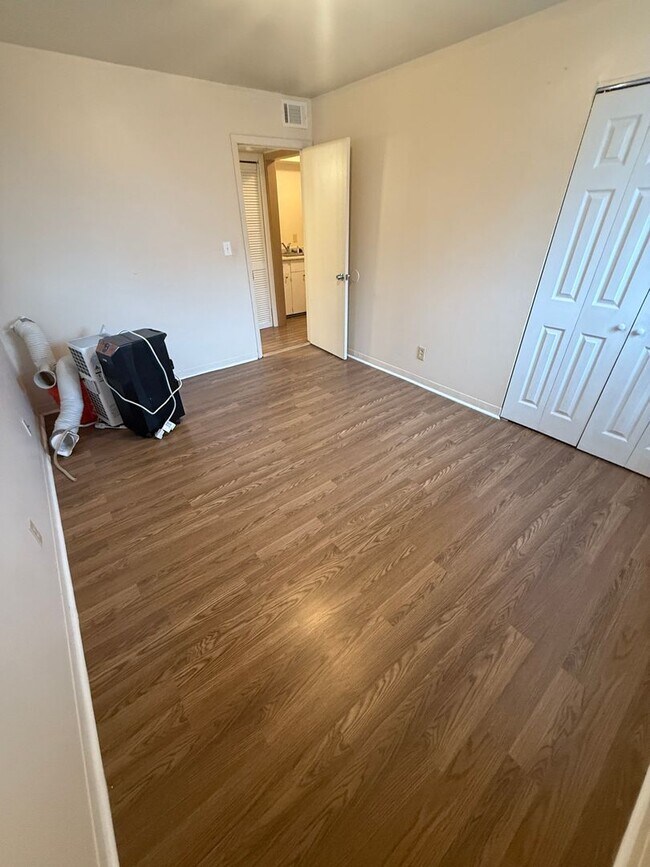 Building Photo - 15411 Barat Ave