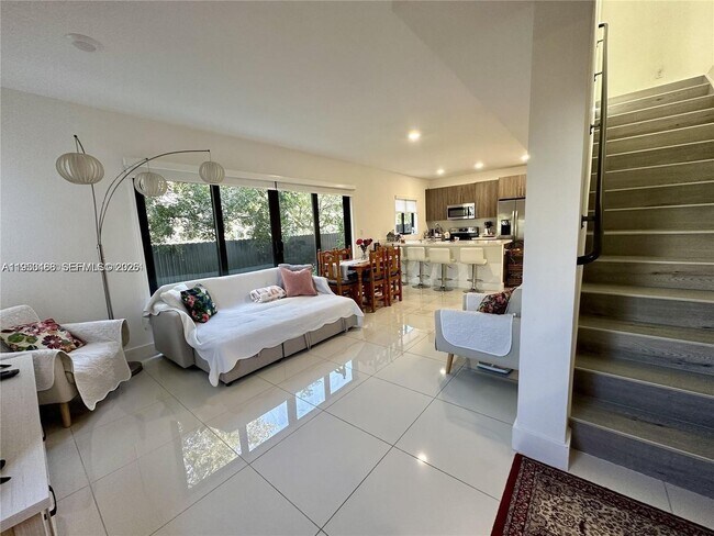 Building Photo - 306 NW 11th Ct