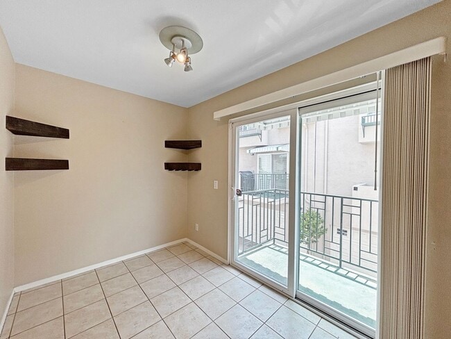 Building Photo - Charming 2BD/2.5BA Townhouse in Bankers Hi...