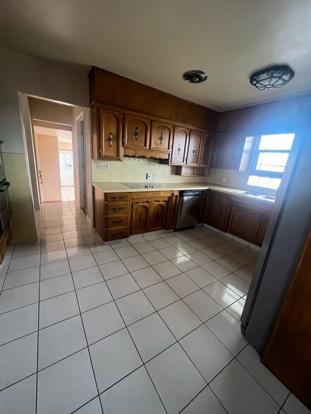 Kitchen - 881 Bishop Rd