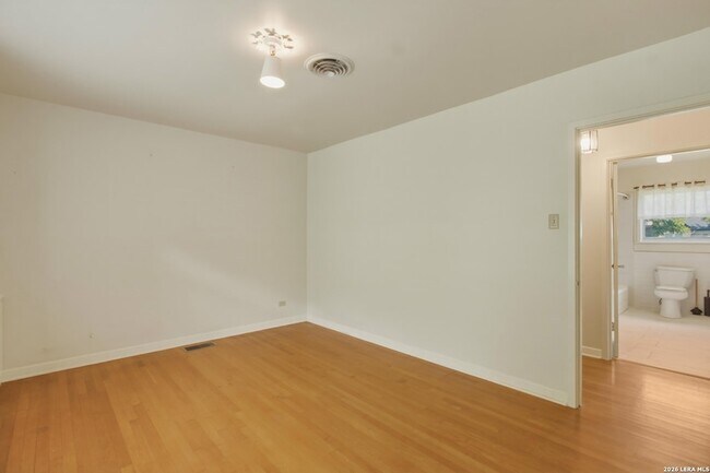 Building Photo - 207 Canyon Dr