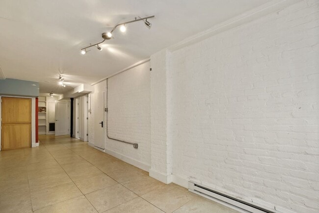 Building Photo - Available Now! 4 Bedroom  3.5  Bathroom Townhouse //Woodley Park// Garage, Driveway & 3 Levels of...