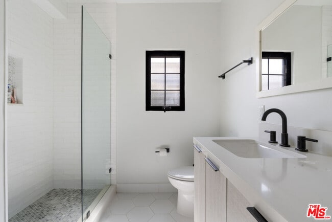 Building Photo - 738 Parkman Ave