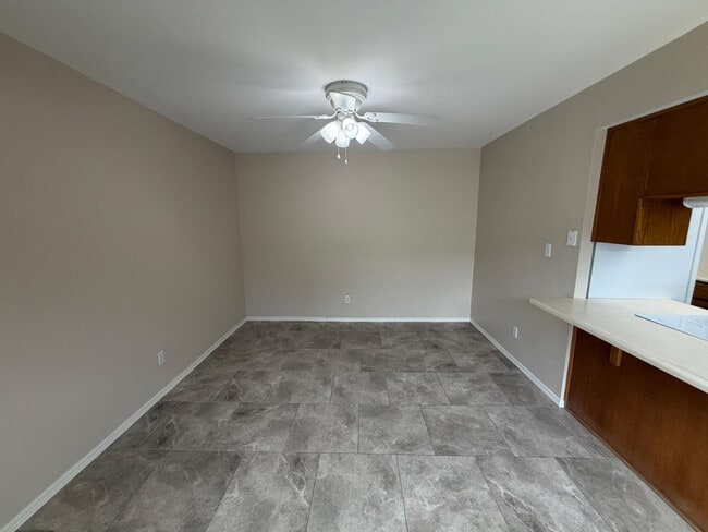 Building Photo - 1609 E Ellis Dr