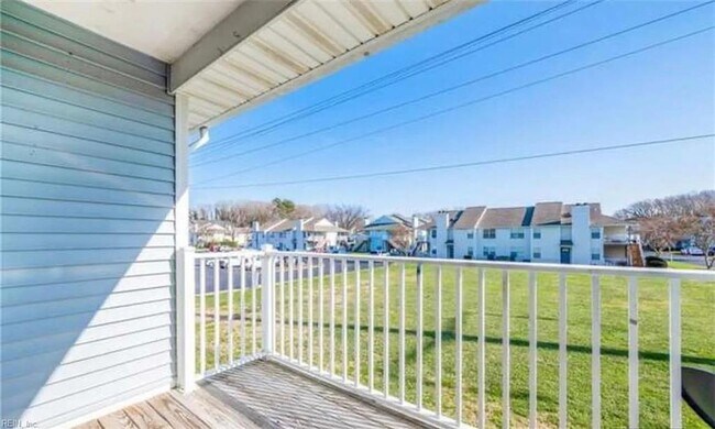 Building Photo - Charming Top-Floor Condo in the Heart of V...
