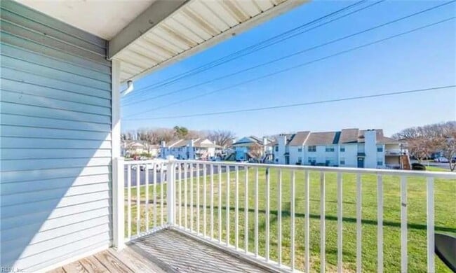 Building Photo - Charming Top-Floor Condo in the Heart of Virginia Beach