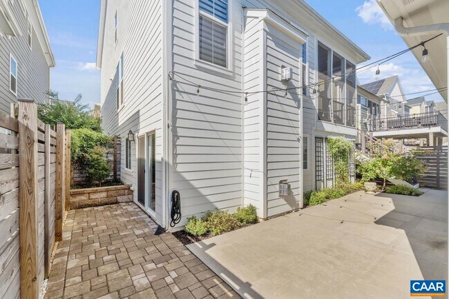 Building Photo - 1160 Colbert St