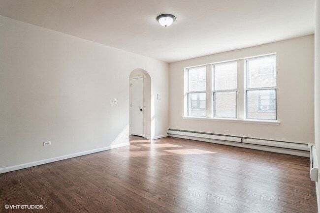 Building Photo - 3221 W Diversey Ave