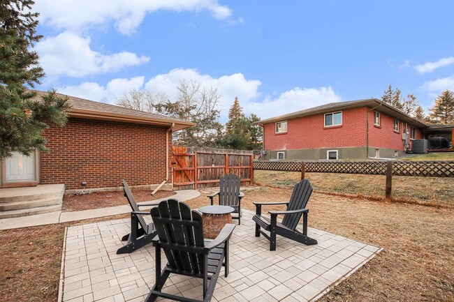 Building Photo - Golden Duplex > Unit is fully furnished feels like NEW!