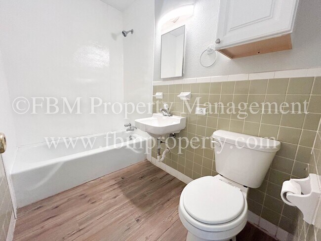 Building Photo - 330 W College St