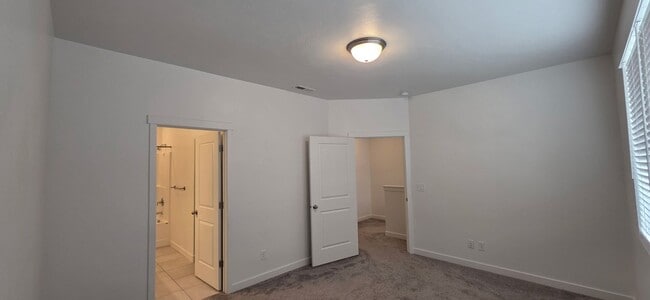 Building Photo - Rockwell Townhome in American Fork - For Rent - 3 Bedroom 2.5 Bath - Pool & Clubhouse