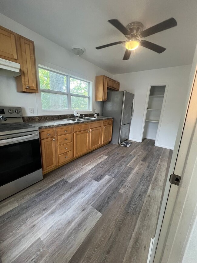 Building Photo - 210 N Lincoln Ave