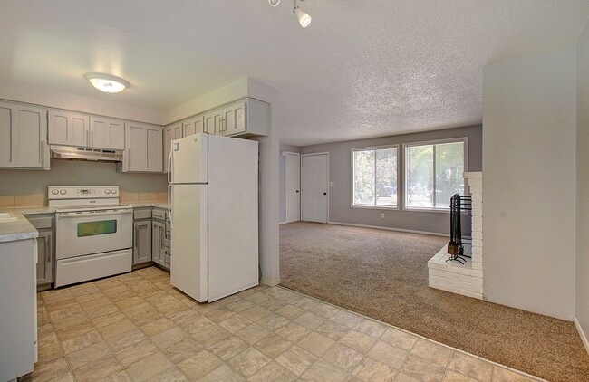 Building Photo - 2 BEDROOM, 1 BATH DUPLEX W/FENCED YARD!