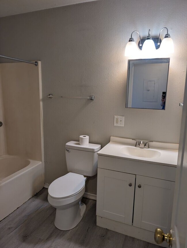 Building Photo - Updated 2 Bedroom Ground Level Apartment