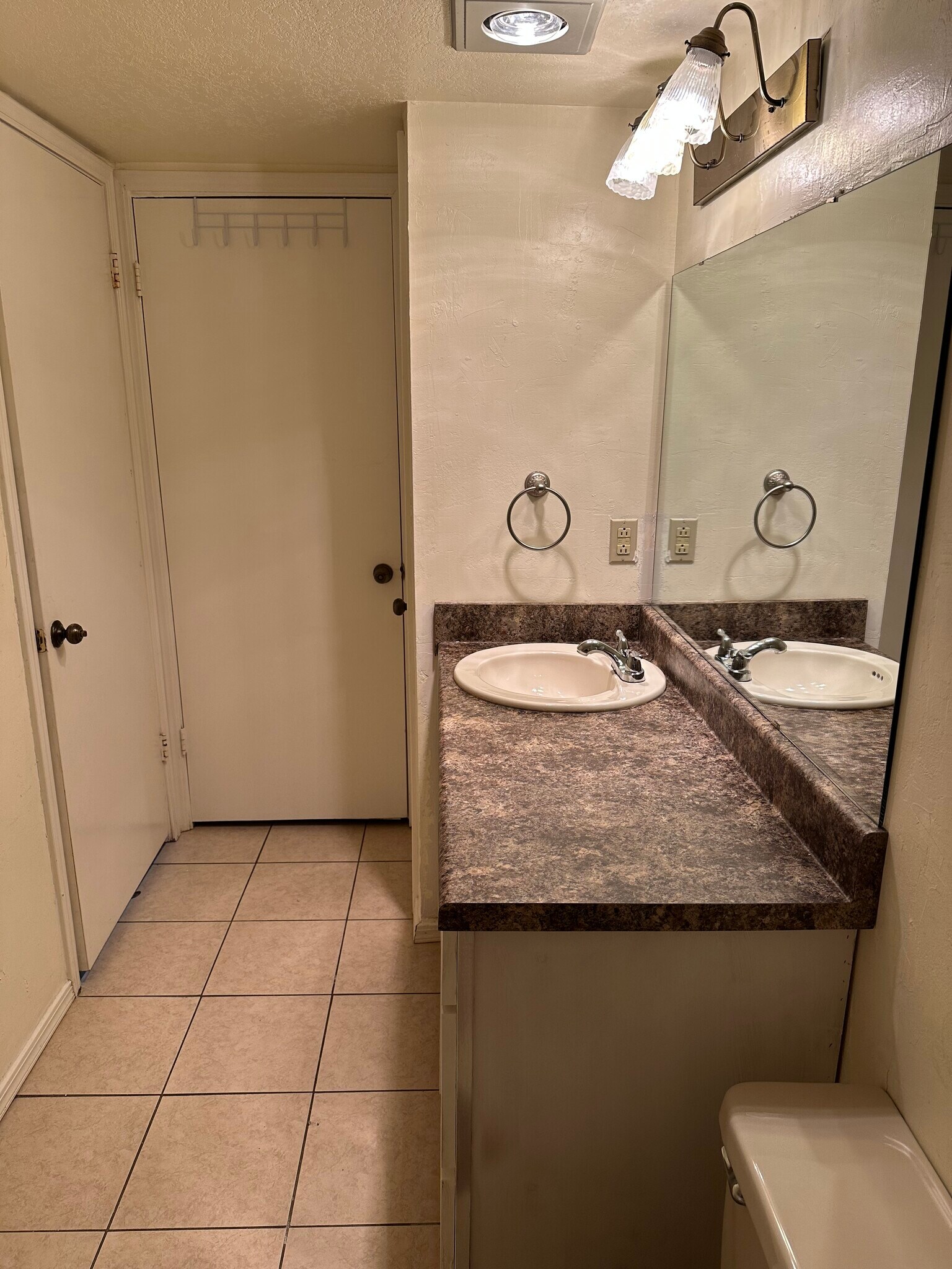 Master bathroom - 11525 N Meridian Ave