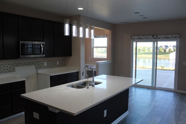 Building Photo - Beautiful 4 Bedroom in Avon!