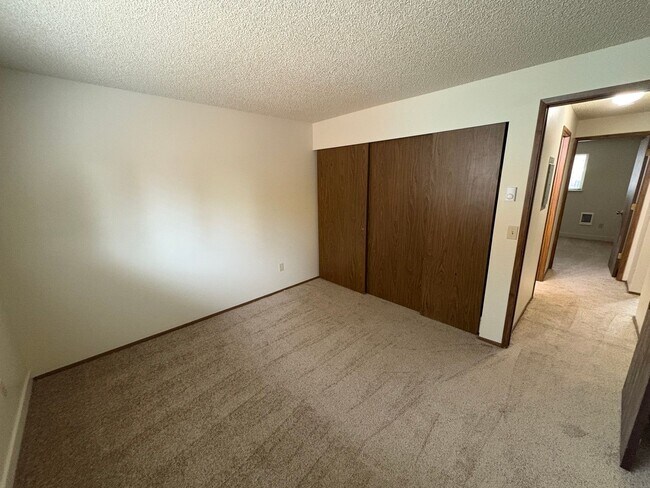 Building Photo - 2 Bed/1 Bath Unit Located in SE Bend Triplex - Month to Month Lease Term