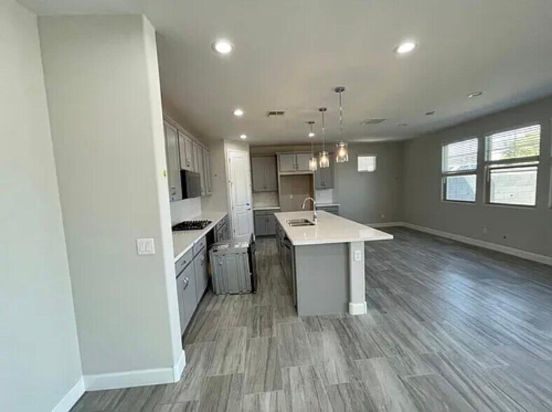 Building Photo - 628 W Derringer Way