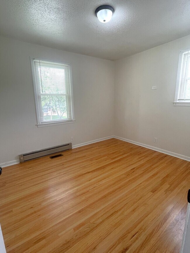 Building Photo - Excellent 3 Bedroom Home Minutes from Down...