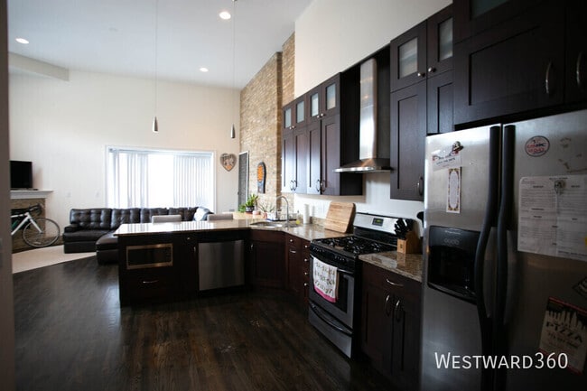 Primary Photo - 1359 N Noble St