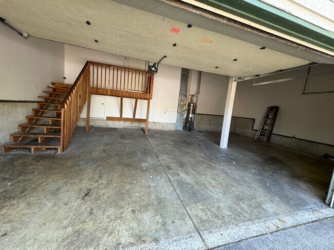 Building Photo - 12950 SW Mayview Way